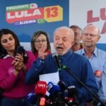 Campaña de Lula pide anular la candidatura de Flávio Bolsonaro por Meta y X Luiz Inácio Lula da Silva habla ante varios micrófonos de medios en un acto de campaña, rodeado de simpatizantes y frente a carteles de su candidatura