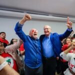 Flávio Bolsonaro anuncia que pedirá anular la reelección de Lula Lula da Silva levanta el puño junto a Geraldo Alckmin, rodeados de seguidores con camisetas rojas en un salón