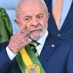 Lula promete regular las plataformas digitales tras su reelección Lula da Silva con la banda presidencial de Brasil se toca el párpado con un dedo