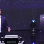 Lula y Flávio Bolsonaro se miden en el último debate antes del balotaje Flávio Bolsonaro habla de pie en un plató de televisión mientras Lula escucha junto a un atril con su nombre