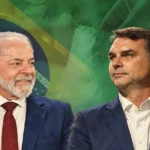 Fotomontaje de Luiz Inácio Lula da Silva y Flávio Bolsonaro, ambos de traje, sobre una bandera de Brasil