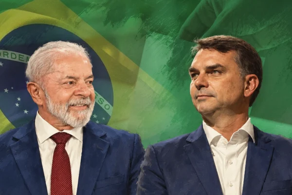 Fotomontaje de Luiz Inácio Lula da Silva y Flávio Bolsonaro, ambos de traje, sobre una bandera de Brasil