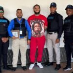 Repatrían a «Macho», señalado en la muerte de un chofer en Santiago Jhovanny de Jesús Metz Cruz, de camiseta y pantalón rojos, custodiado por agentes de Interpol, la DICRIM, un representante del Ministerio Público y un militar