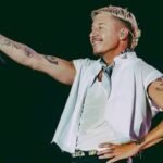 Macklemore anuncia su «Free Palestine Tour» tras dejar la gira de Sheeran El rapero Macklemore, con camisa blanca sin mangas, señala al público con el micrófono en la mano durante un concierto