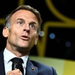El presidente de Francia, Emmanuel Macron, habla con un micrófono en la mano durante un acto