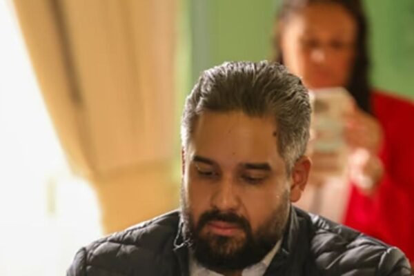 El diputado venezolano Nicolás Maduro Guerra, con chaqueta oscura, mira hacia abajo