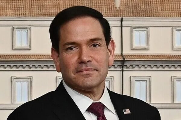 Marco Rubio con traje oscuro y corbata granate