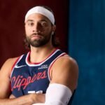 Max Strus posa con los brazos cruzados y el uniforme de Los Angeles Clippers