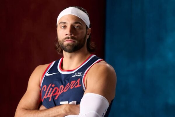 Max Strus posa con los brazos cruzados y el uniforme de Los Angeles Clippers