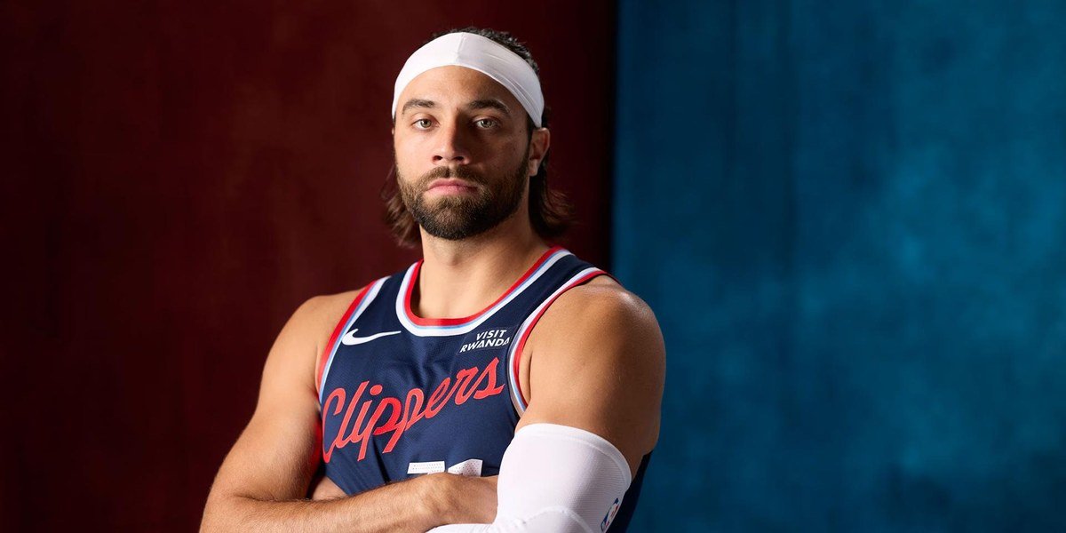 Max Strus posa con los brazos cruzados y el uniforme de Los Angeles Clippers