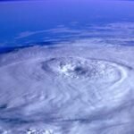 Vista satelital de un huracán con el ojo bien definido sobre el océano