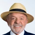 Retrato oficial del presidente de Brasil, Luiz Inácio Lula da Silva, sonriente y con sombrero de paja