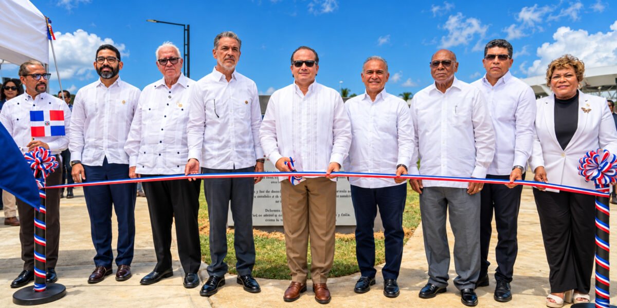 Inauguración con corte de cinta tricolor de la Plaza Constitución en Ciudad Juan Bosch