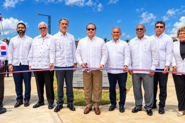 Inauguración con corte de cinta tricolor de la Plaza Constitución en Ciudad Juan Bosch