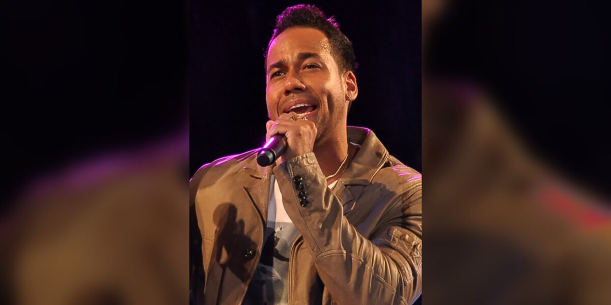 Romeo Santos durante una presentación en vivo