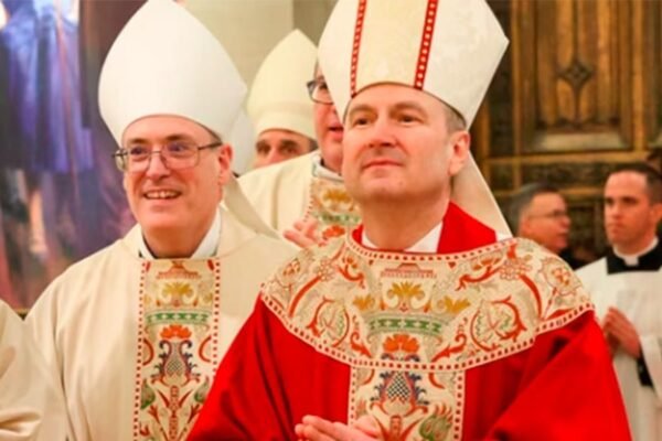 Obispos con mitra y vestiduras litúrgicas durante una ceremonia en una iglesia