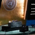La ONU rechaza el embargo a Cuba y RD se abstiene en la votación Salón de la Asamblea General de la ONU con el emblema dorado al fondo y dos pantallas que muestran el resultado de una votación anterior
