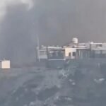 Columna de humo junto a los edificios del complejo del palacio de Al Maashiq, en Adén