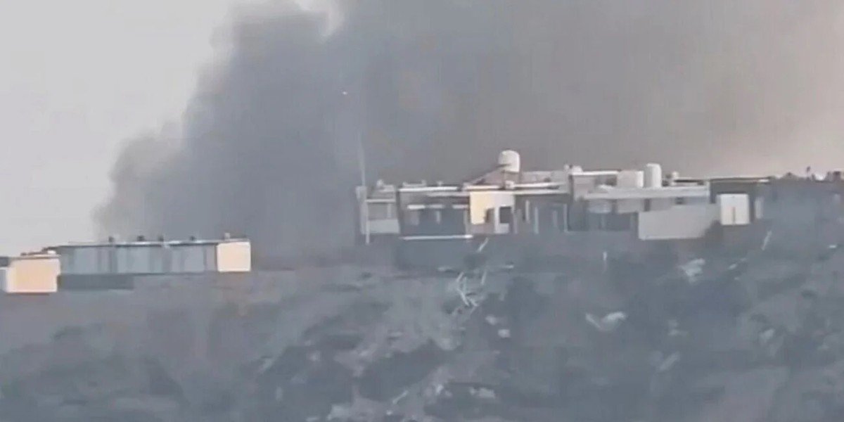 Columna de humo junto a los edificios del complejo del palacio de Al Maashiq, en Adén