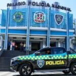 Tasa de homicidios cae 16.6 % interanual, según la Fuerza de Tarea Conjunta Fachada del Palacio de la Policía Nacional con una patrulla estacionada al frente