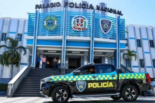 Fachada del Palacio de la Policía Nacional con una patrulla estacionada al frente