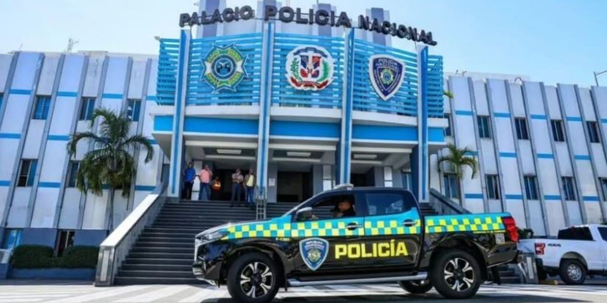 Fachada del Palacio de la Policía Nacional con una patrulla estacionada al frente