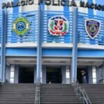 Fachada del Palacio de la Policía Nacional con sus escudos institucionales y escalinata de entrada.
