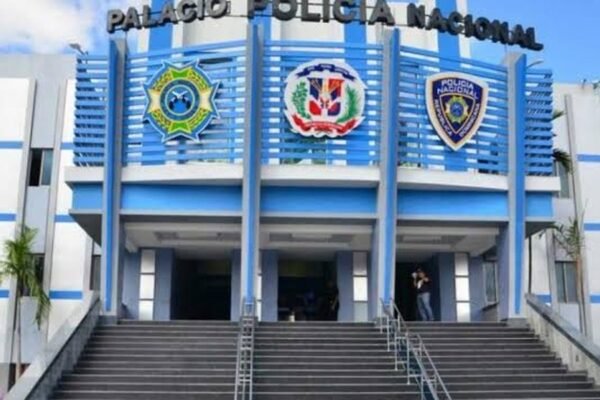 Fachada del Palacio de la Policía Nacional con sus escudos institucionales y escalinata de entrada.