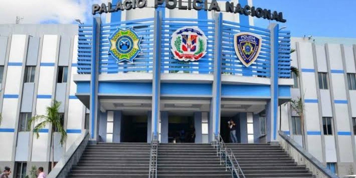 Fachada del Palacio de la Policía Nacional con sus escudos institucionales y escalinata de entrada.