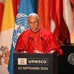 El papa León XIV, con muceta roja, pronuncia un discurso en un atril de la Unesco fechado el 25 de septiembre de 2026, ante las banderas de la ONU, el Vaticano y otros países