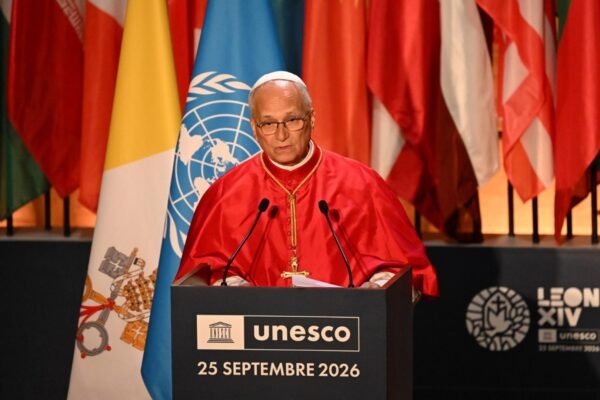 El papa León XIV, con muceta roja, pronuncia un discurso en un atril de la Unesco fechado el 25 de septiembre de 2026, ante las banderas de la ONU, el Vaticano y otros países
