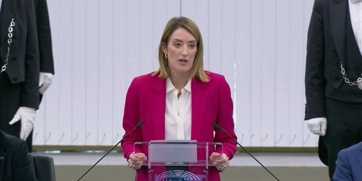 La presidenta del Parlamento Europeo, Roberta Metsola, habla desde el atril del pleno, flanqueada por ujieres con guantes blancos