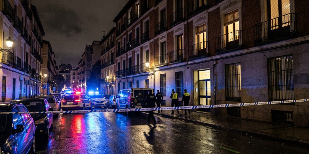 Hombre mata a sus padres con una mancuerna y se atrinchera en Madrid
