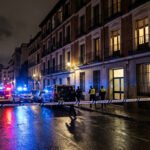 Hombre mata a sus padres con una mancuerna y se atrinchera en Madrid