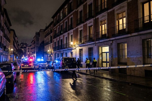Hombre mata a sus padres con una mancuerna y se atrinchera en Madrid