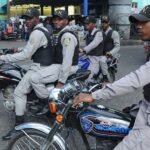 Agentes de la Policía Nacional patrullan en motocicletas en una calle