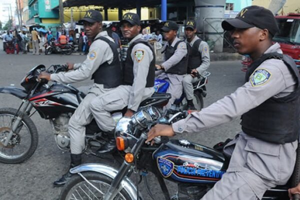 Agentes de la Policía Nacional patrullan en motocicletas en una calle
