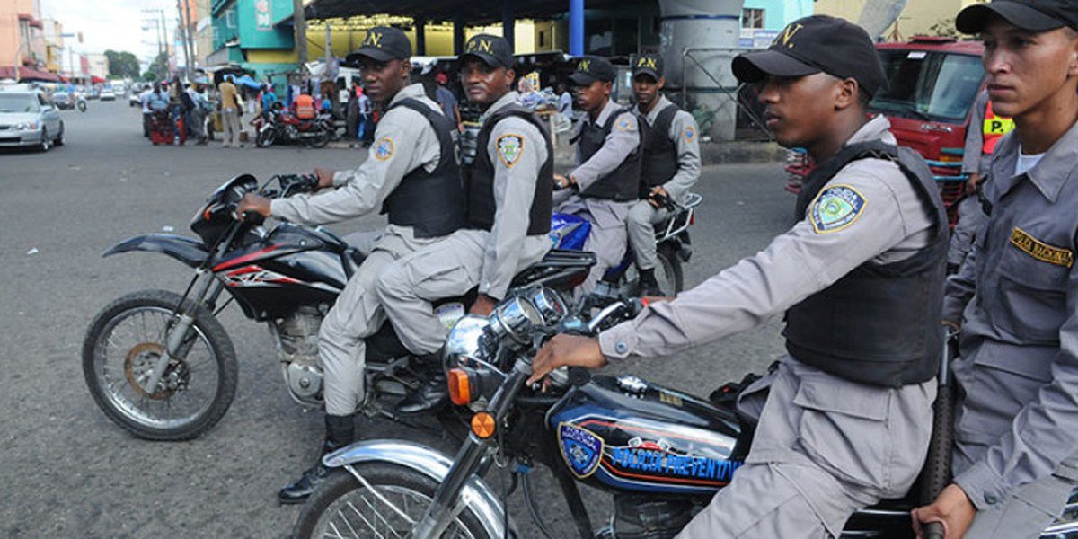Agentes de la Policía Nacional patrullan en motocicletas en una calle