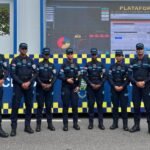 Policía reporta 287 detenidos en 115 allanamientos realizados en una semana Agentes de la Policía Nacional en uniforme azul posan en fila frente a una estación policial móvil.