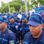 Apresan a una mujer acusada de raptar y asaltar a un alemán en Puerto Plata Agentes de la Policía Nacional con uniforme azul y gorras formados en fila.