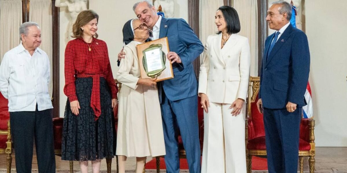 El presidente Luis Abinader abraza a sor Ciriaca Almonte durante la entrega del Premio Protector de la Persona Envejeciente