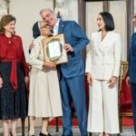 El presidente Luis Abinader abraza a sor Ciriaca Almonte durante la entrega del Premio Protector de la Persona Envejeciente