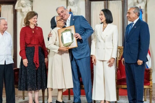El presidente Luis Abinader abraza a sor Ciriaca Almonte durante la entrega del Premio Protector de la Persona Envejeciente
