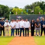 RD vence 13-8 a Curazao en su debut en el Premundial Sub-18 de béisbol Grupo de dirigentes y autoridades de pie sobre un terreno de béisbol, con banderas de varios países y jugadores al fondo