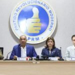 Cuatro dirigentes sentados en una mesa con micrófonos ofrecen una rueda de prensa bajo el logotipo del Partido Revolucionario Moderno.
