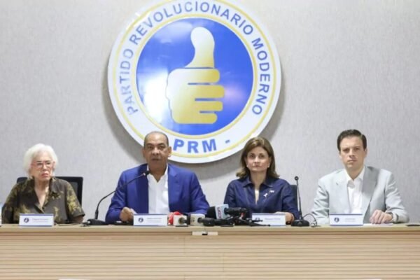Cuatro dirigentes sentados en una mesa con micrófonos ofrecen una rueda de prensa bajo el logotipo del Partido Revolucionario Moderno.