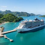Crucero moderno atracado en un puerto tropical rodeado de colinas verdes en la bahia de Samana