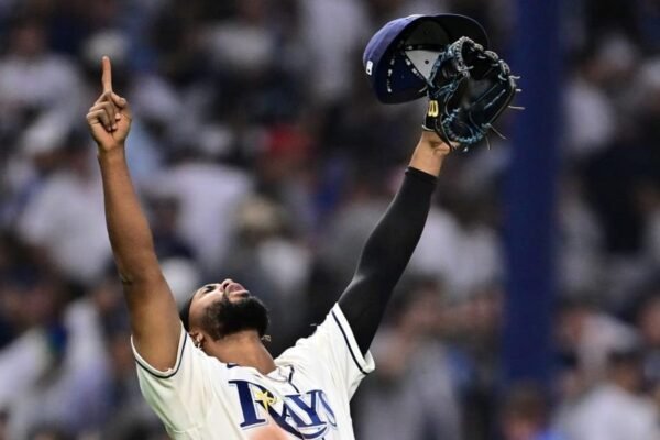 Rasmussen brilla y los Rays vencen 3-1 a los Guardianes en el quinto juego