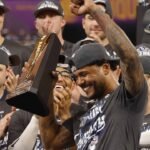 Jugadores de los Rays de Tampa Bay con gorras de la Serie Mundial celebran mientras uno de ellos alza el trofeo al Jugador Más Valioso de la Serie de Campeonato de la Liga Americana 2026