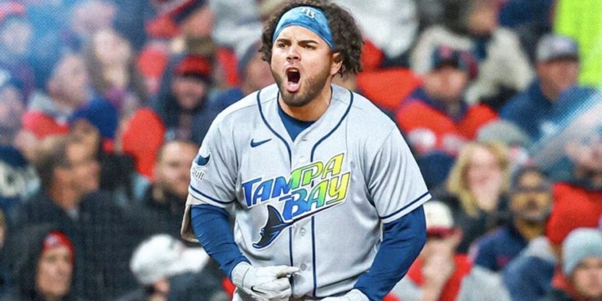 Un jugador de los Rays de Tampa Bay celebra con gritos en la base durante un juego de postemporada